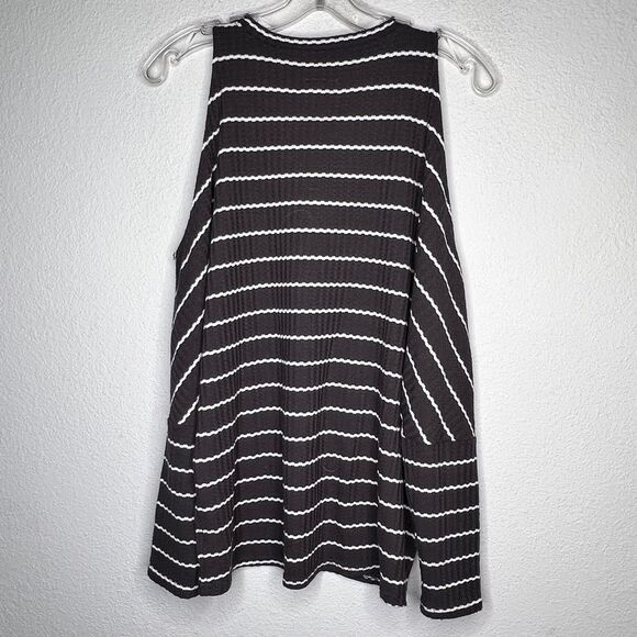 Chaser Cold Shoulder Top‎ - Picture 3 of 7